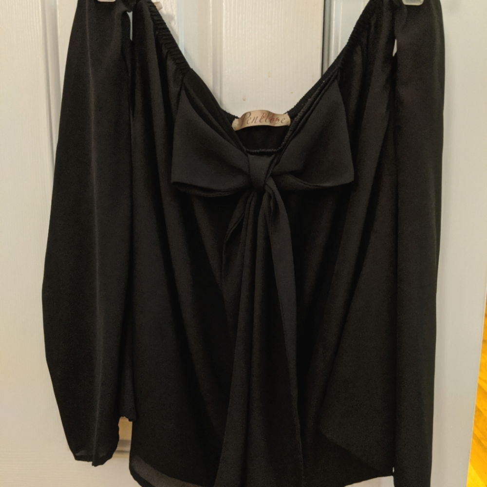Black Off-the-Shoulder Shirt with Bow (large)